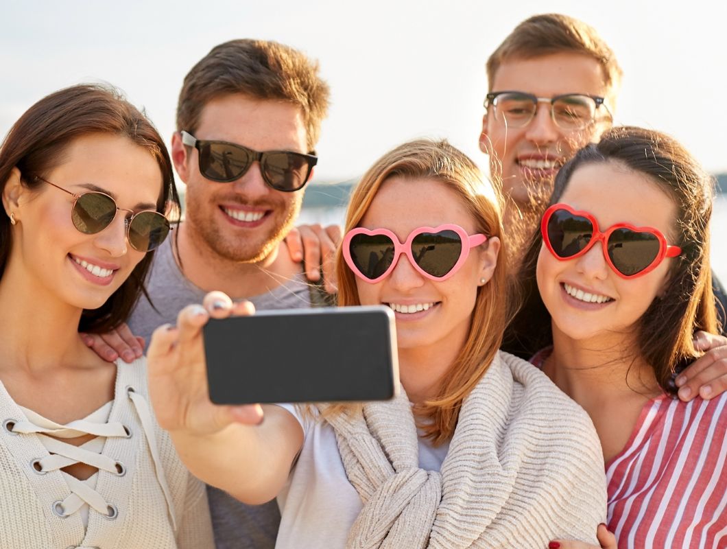 Allara, Eglinton group of young friends taking a selfie at Aduro park.