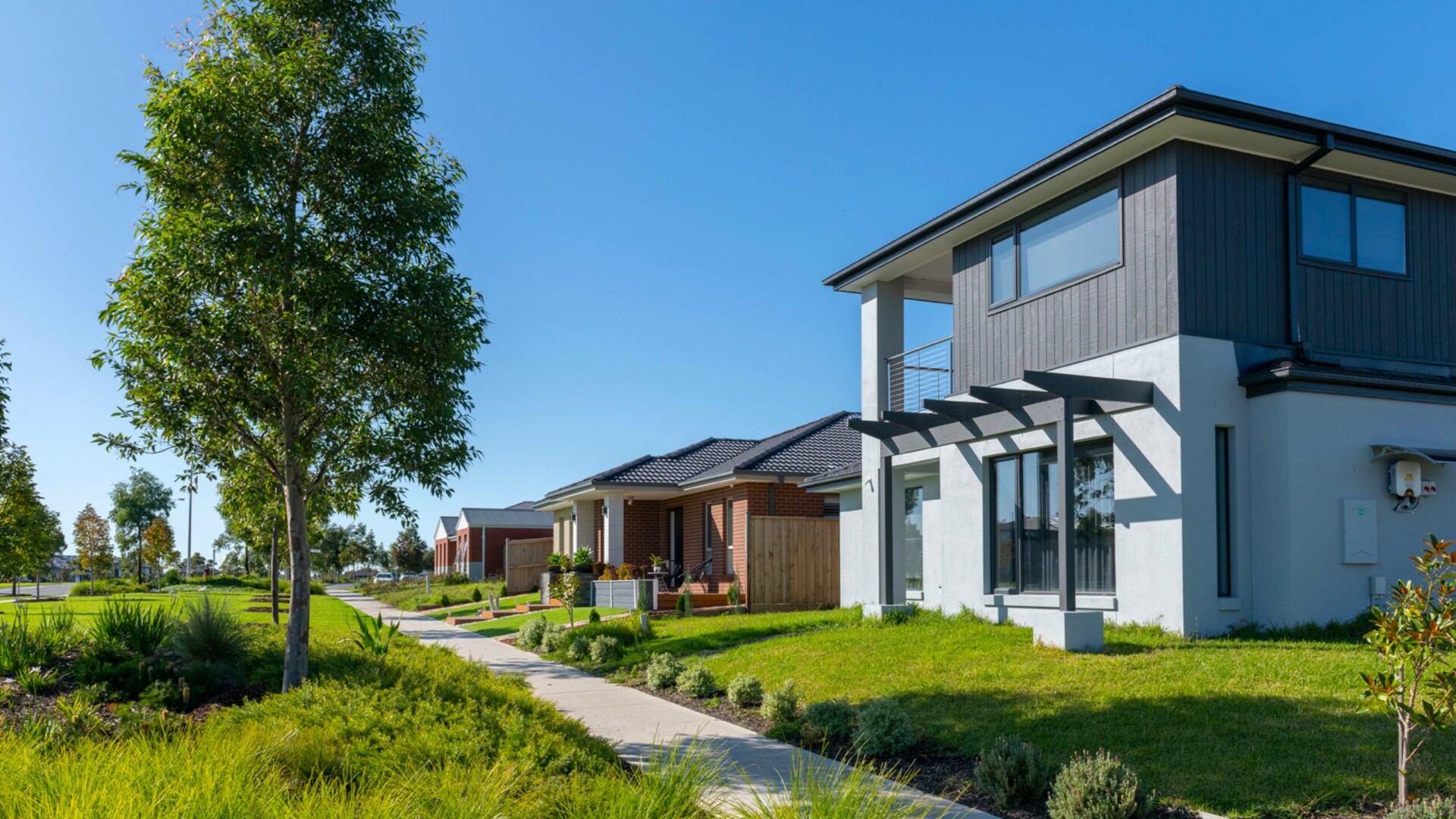 Maple Grove, Pakenham established street front.