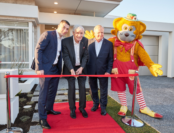 Fat Cat, Nigel Satterley, Kerry Stokes and Anthony Silvestro in front of the 2023 Telethon Home v2