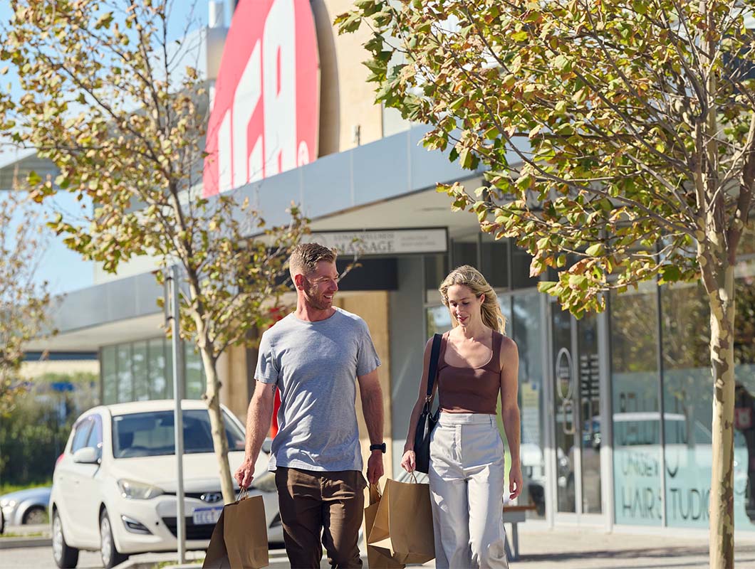 Allara, Eglinton young couple going shopping