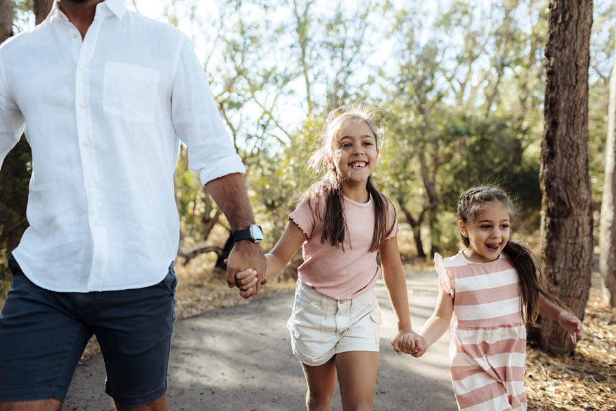 The Glades, Byford children walking